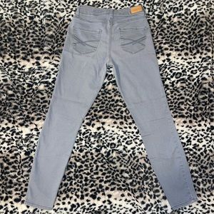 I’m selling a pair of Aeropostale, light great jeans. Size 2 Regular!